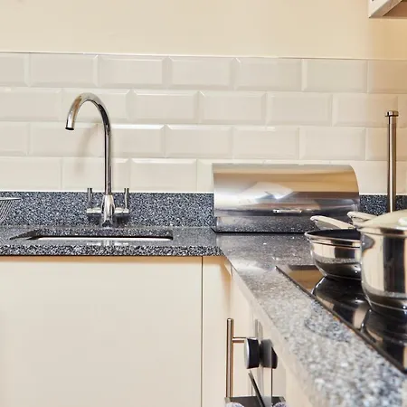 The Hidden Gem Of Leeds - Parking - Sleeps 4 Apartment *